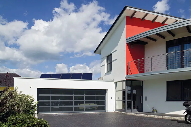 Hörmann Sektionaltor an einem modernen Einfamilienhaus